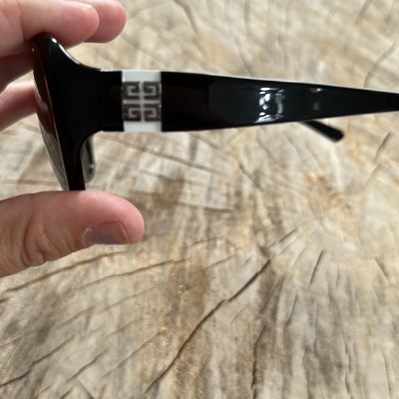 ASO Duchess Kate. Givenchy sunglasses. - Picture 4 of 4